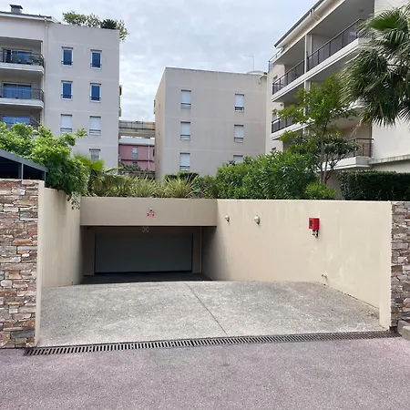 Bel Entier Avec Garage *